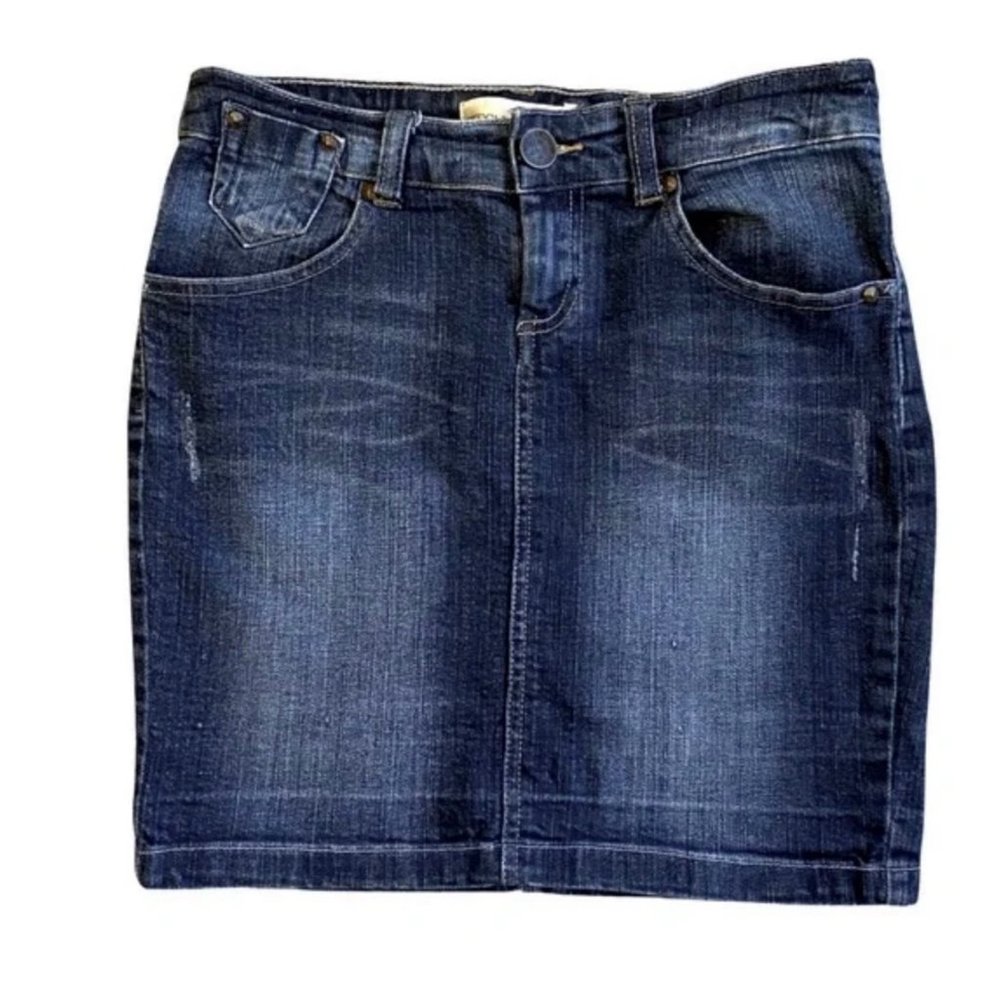Bershka stretch dark wash 5 pocket denim mini skirt. Women’s size 4